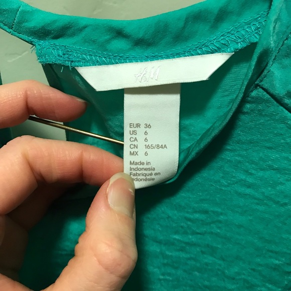 🎉HP 5/18🎉 H&M green blouse - Picture 3 of 5